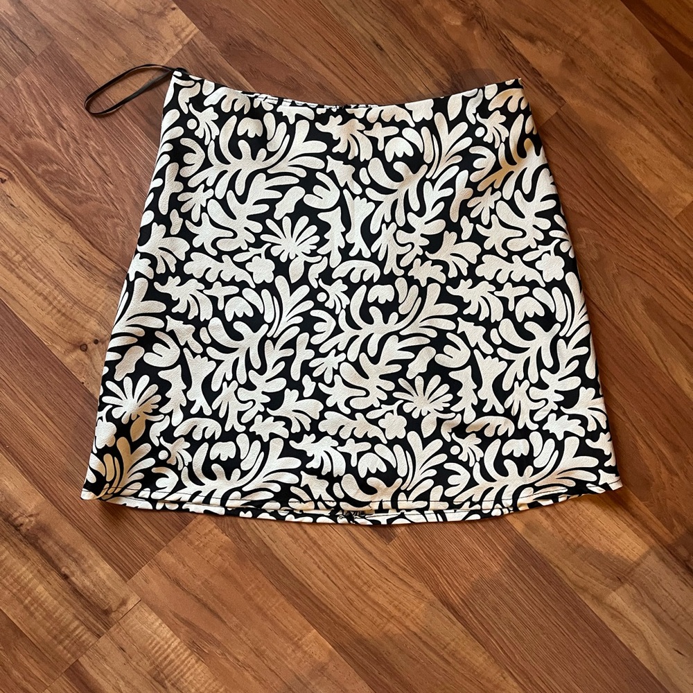 Chic Black and White Floral Mini Skirt